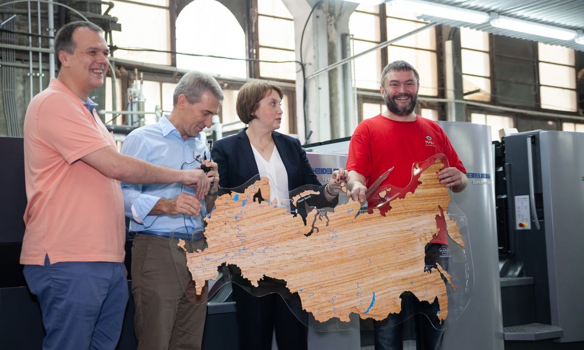 Памятный подарок от «Гейдельберг-СНГ» – декоративная карта России – символизирует настоящие и будущие успехи компании «АПД». (слева направо): Игорь Егоров, руководитель отдела продаж оборудования для производства упаковки «Гейдельберг-СНГ»; Юрий Уколов, директор по продажам оборудования, «Гейдельберг-СНГ»; Ирина Клим, директор по продажам товарной целлюлозы, белых бумаг и лесохимии, «Группа Илим»; Дмитрий Самохвалов, генеральный директор, «АПД».